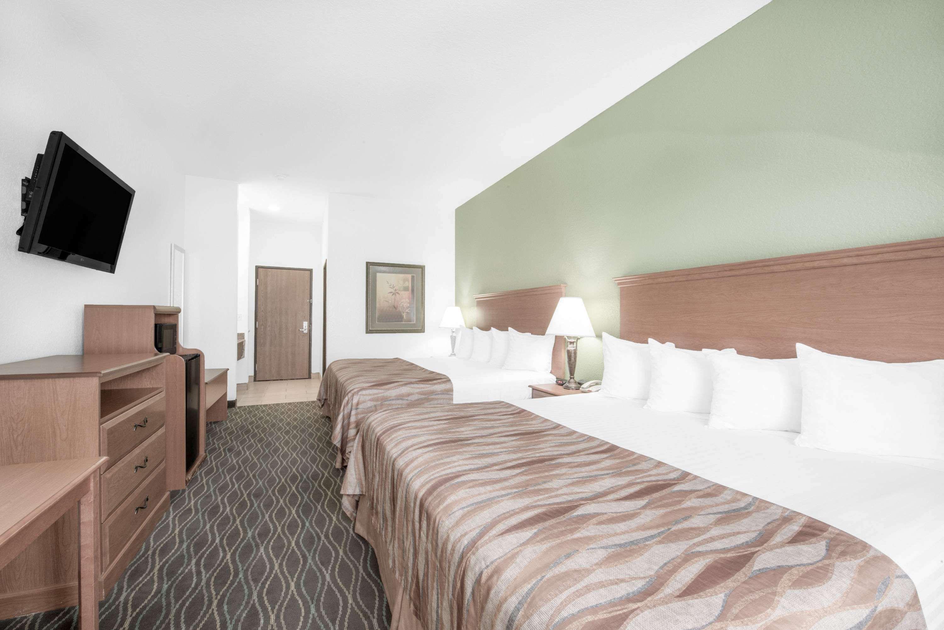 เบย์มอนต์ บาย วินด์แฮม เพียร์ซอล Hotel Pearsall ภายนอก รูปภาพ